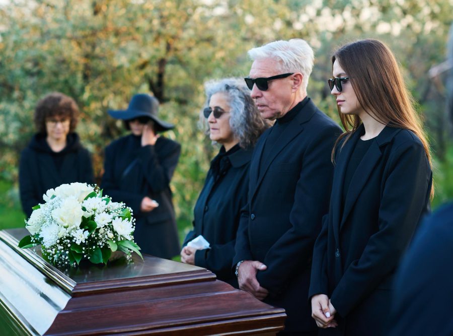 Familia recibiendo apoyo o imagen simbólica respetuosa.